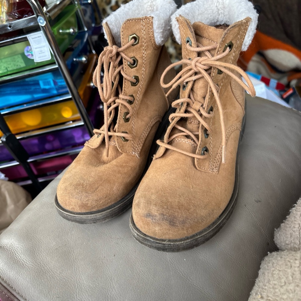 American Eagle Tan Lace-Up Boots Size 7. Good Condition!